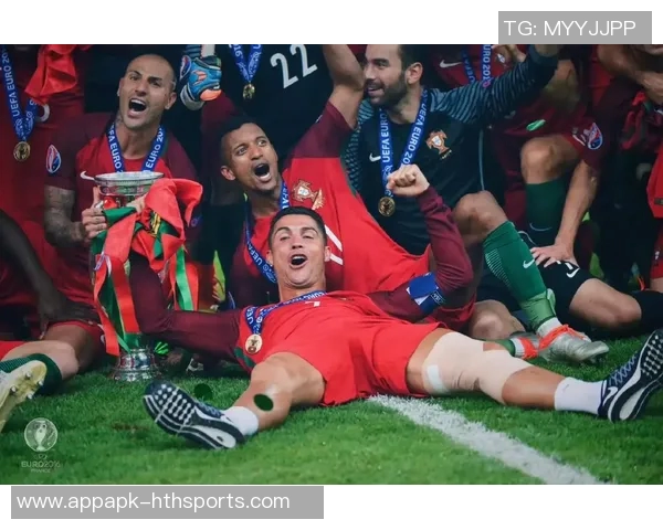 C罗分享回归葡萄牙国家队的帅气照片墨镜加持魅力十足